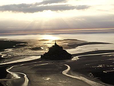 http://www.gites-mont-st-michel.com/images/mont-saint-michel/mont-st-michel-aerien.jpg